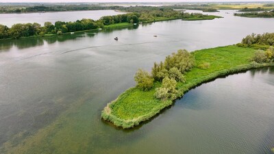 Vaartuig met zes personen loopt vast in Hollandsch Diep, KNRM schiet te hulp
