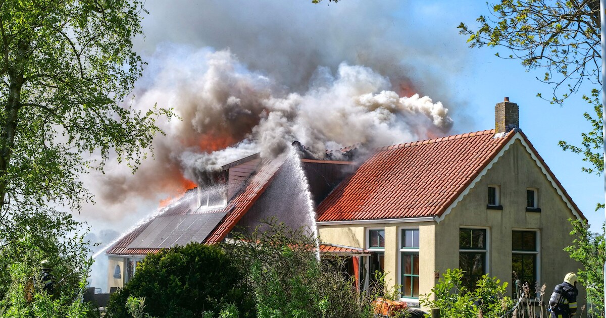 Schuurbrand slaat over naar boerderij aan de Oenemawei in Terkaple