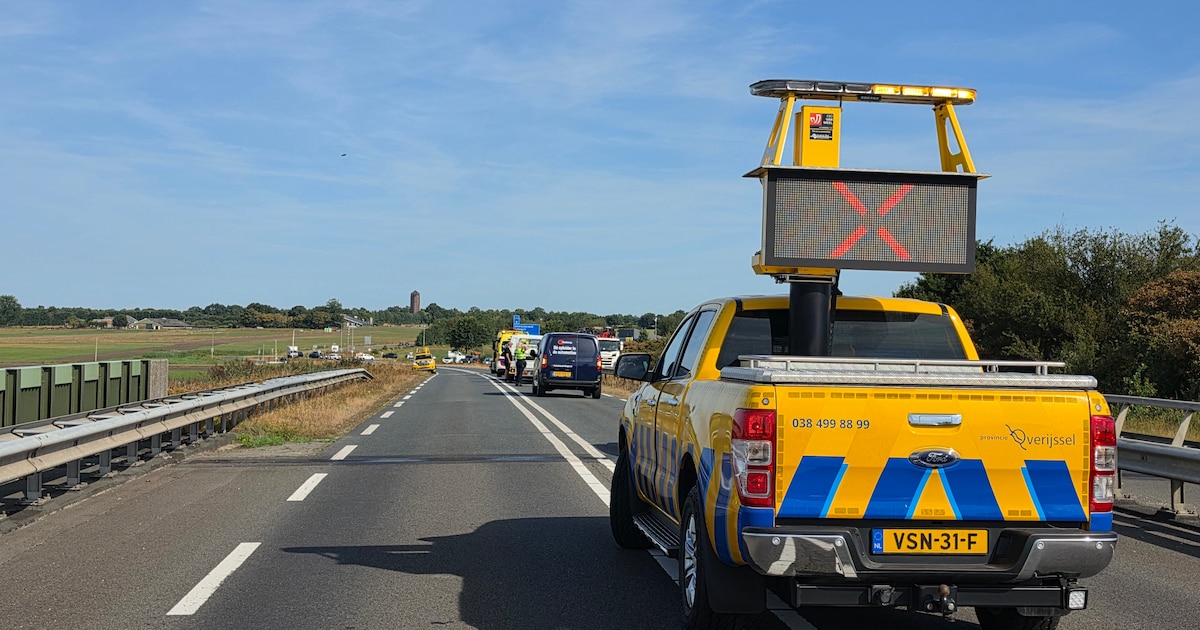 Drie auto’s betrokken bij botsing in Steenwijk, weg afgesloten