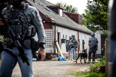 Politie arresteert 34 mensen van ‘internationaal gezelschap’ voor geweld in Overasselt