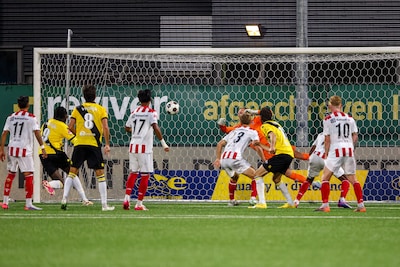 NAC en Heracles winnen op spectaculaire wijze, Vitesse-keeper krijgt rood na elleboog