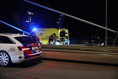 Man (34) gewond na aanrijding met taxi op Erasmusbrug in Rotterdam