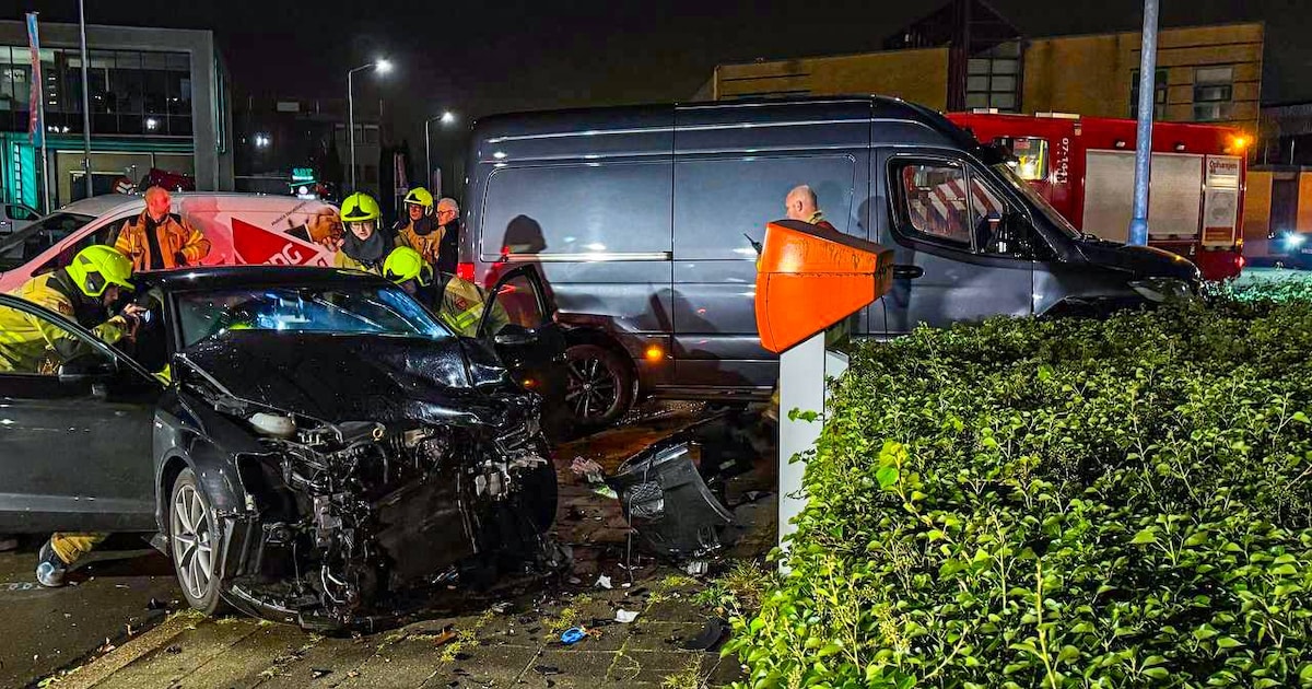 Gewonde en ravage na harde botsing op kruispunt in Barneveld