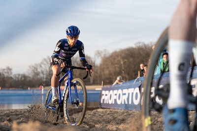 Topveldrijder Lars van der Haar is ook op z’n 34ste niets zonder zijn ouders: ‘We zijn heel hecht me