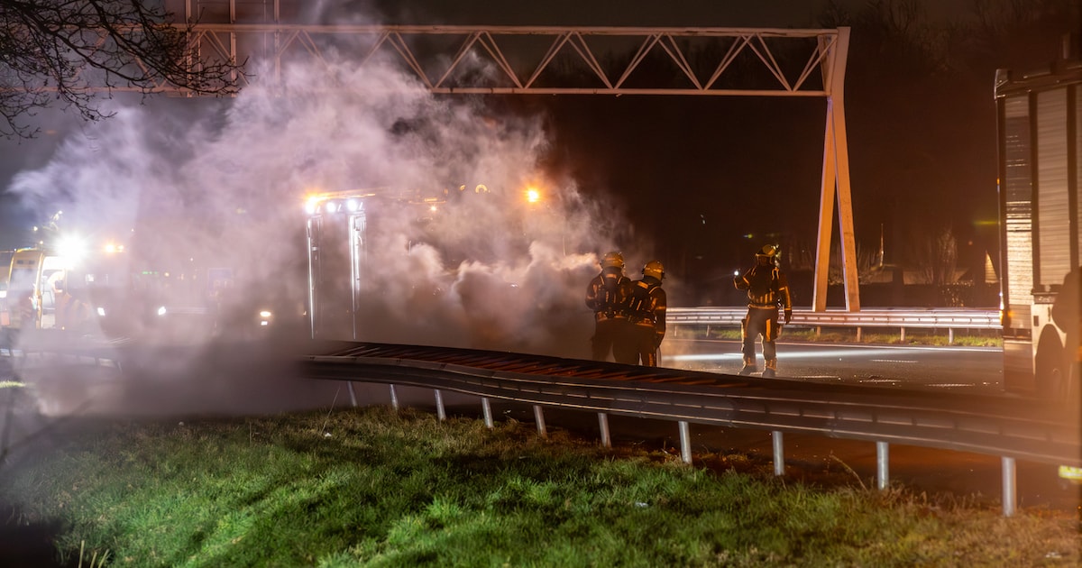 Auto vliegt in brand na botsing met andere auto op A58 bij Rucphen