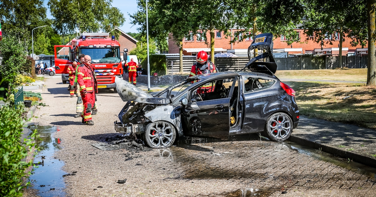 Auto vliegt in brand op Robert Kochstraat in Ter Apel