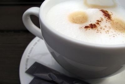 Ewijk drinkt weer koffie op het terras bij de supermarkt