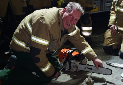 Als zijn pieper af gaat sprint brandweerman Dirk (61) naar de kazerne, maar dan wordt hij verrast