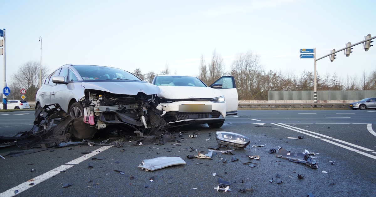 Schade na botsing tussen auto's op N472 bij Pijnacker