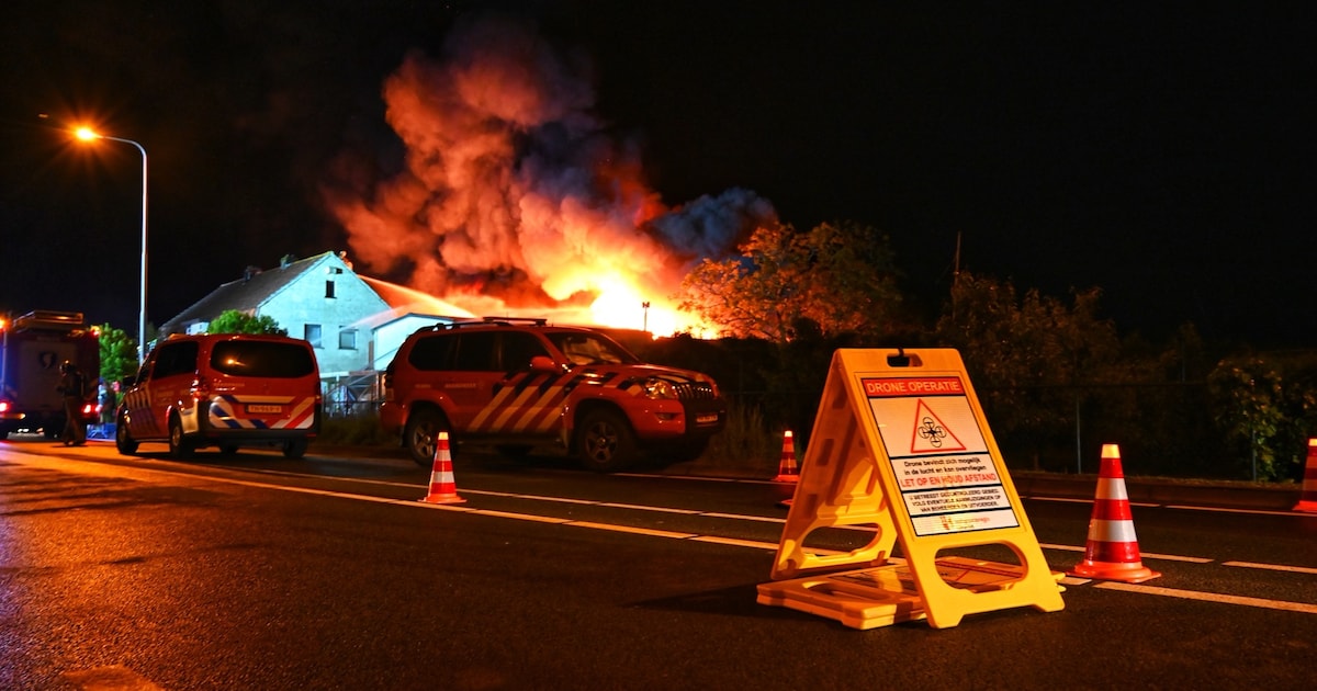 N229 van Bunnik richting Wijk weer volledig open na grote brand bij autobedrijf