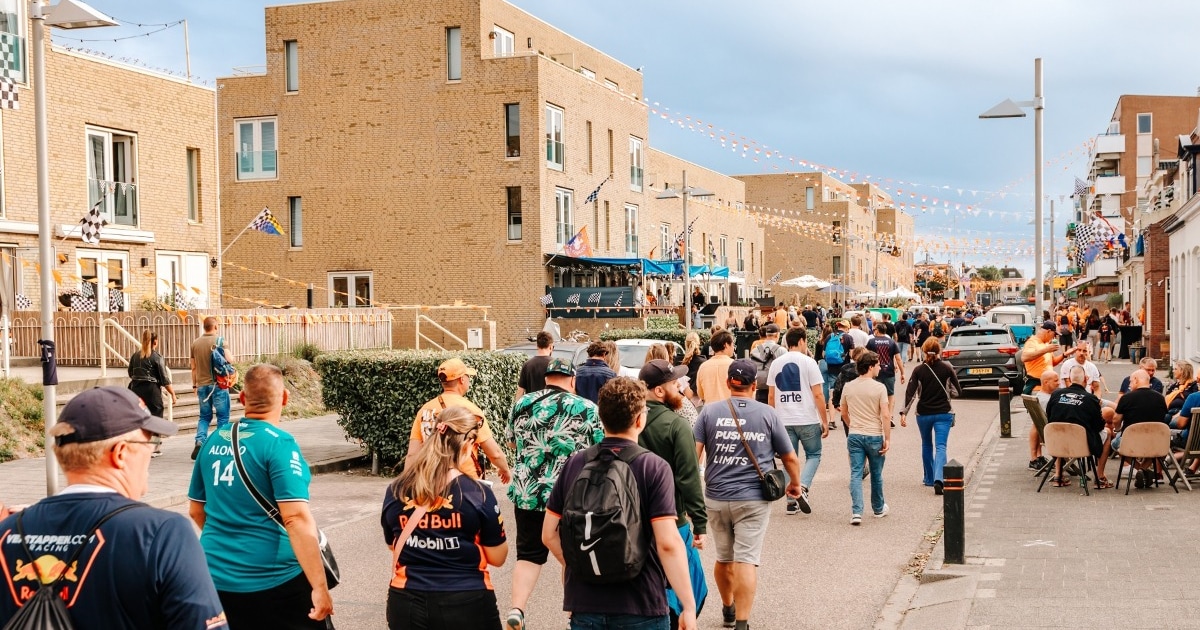 Eenrichtingsverkeer in Van Speijkstraat Zandvoort tijdens zomerdrukte