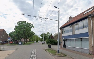 Vernieling en hakenkruis bij moskee: verdachte komt met fles melk naar rechtbank en steekt middelvin