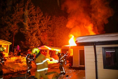 Bestelbus op camping Topparken in Beekbergen volledig in de fik