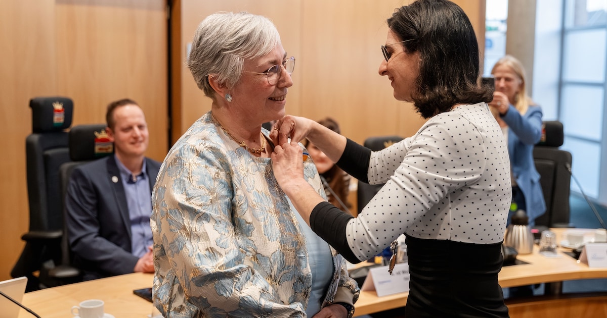 Thea Smit-De Vries benoemd tot Lid in Orde van Oranje-Nassau in Damwâld
