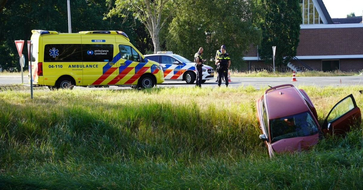 Auto belandt in berm door botsing met vrachtwagen bij Sint Jansklooster