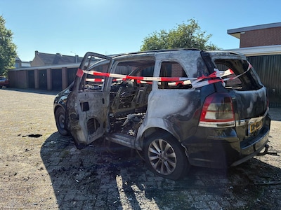 Buurtgenoot rent nog naar buiten met brandblusser, maar kan auto niet redden