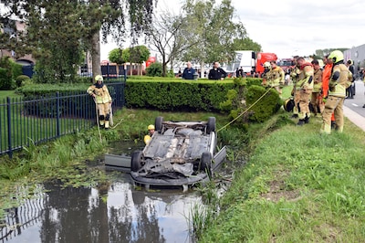 Auto belandt ondersteboven in de sloot in Gameren, bestuurster naar ziekenhuis