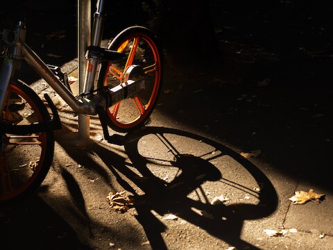Een jongen werd van zijn fiets geslagen, de daders sloegen op de vlucht.