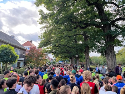 Drukte bij de start voor de City Run, 5 kilometer rennen als slotstuk van het zaterdagprogramma