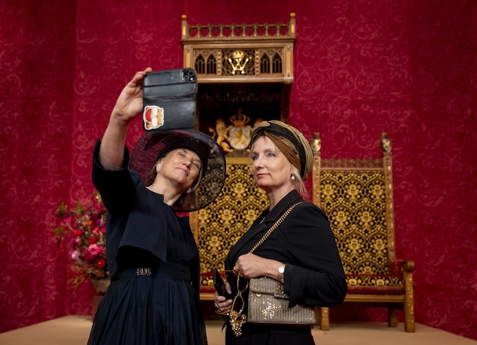 Laura Bromet (GroenLinks-PvdA) neemt een selfie in de Koninklijke Schouwburg.