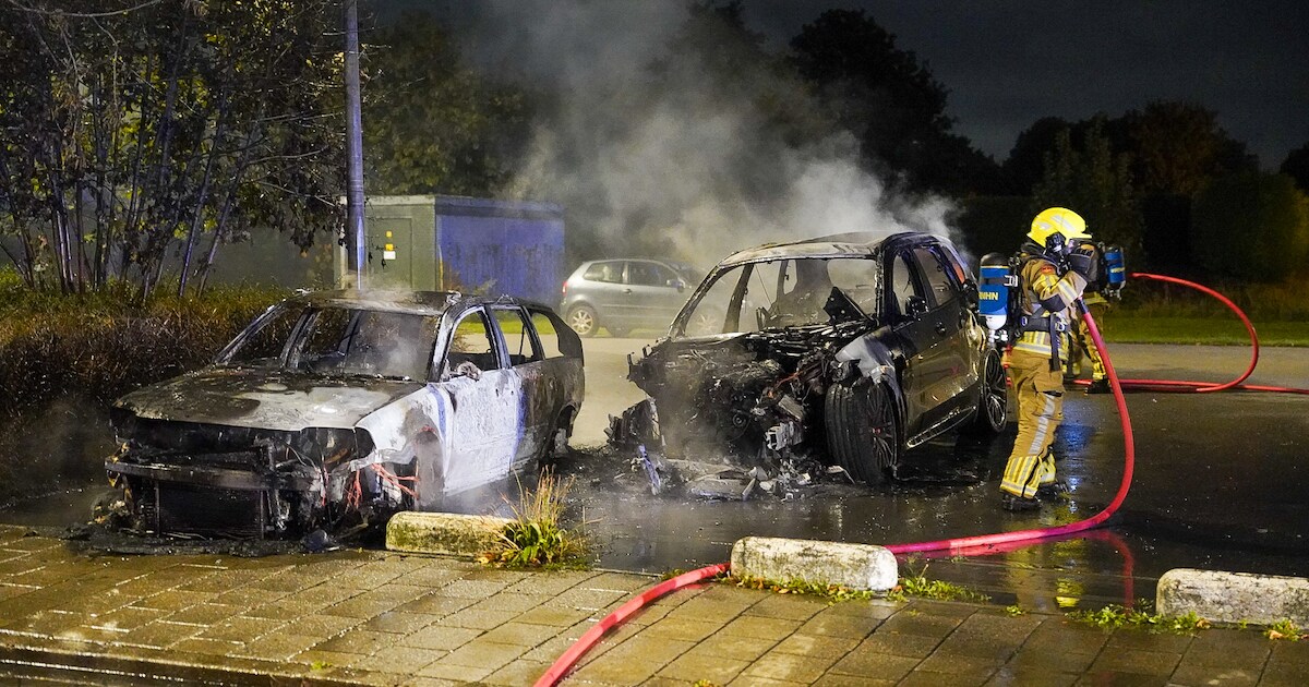 Auto in vlammen opgegaan, nadat brandende auto doorrolt op parkeerplaats in Zwaag