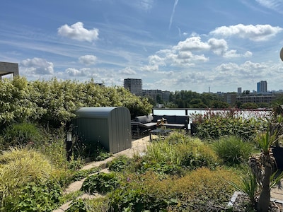 Ingrid waant zich op haar dak soms in een stadspark in New York: ‘Geeft een soort vakantiegevoel’