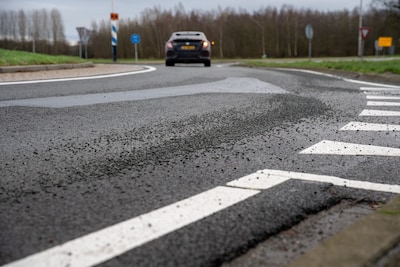 Weg die 15 jaar mee moest gaan brokkelt nu al af: verkeerd asfalt gebruikt op N348
