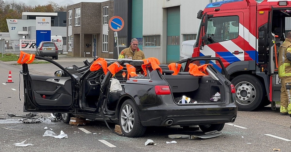 Brandweer knipt dak van auto open na ongeluk in Beek