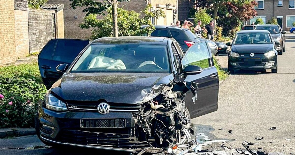 Harde botsing tussen twee auto’s in Gemert, vrouw raakt gewond