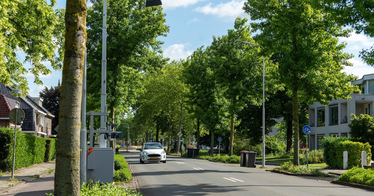 Focusflitser geplaatst aan Leeuwarderweg in Sneek, controle op mobiele telefoons in auto