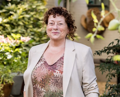 Monica (67) helpt vrouwen die zichzelf zijn kwijtgeraakt in dwingende relaties: ‘Ik weet uit ervarin