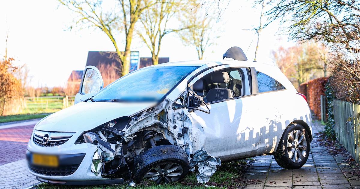 Shovel botst met auto in Delfstrahuizen