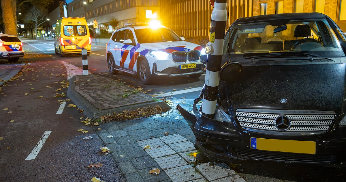 Automobilist botst tegen verkeerslicht op Velserweg in Beverwijk