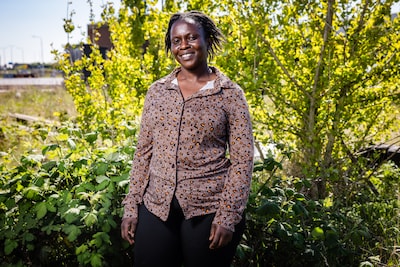 ‘Hier word ik geaccepteerd’: Irene (36) uit Oeganda viert haar eerste Koningsdag in Hendrik-Ido-Amba