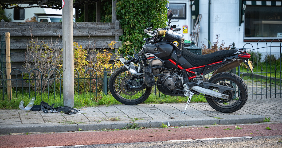 Motorrijder en fietsster raken gewond bij botsing op Kerkweg in Zuidland