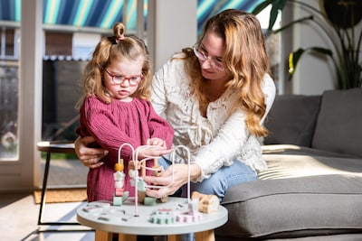 Nu ouders van zieke Jackie (2) zonder auto zitten, komt dorp in actie voor een rolstoelbus: ‘Hard nodig’