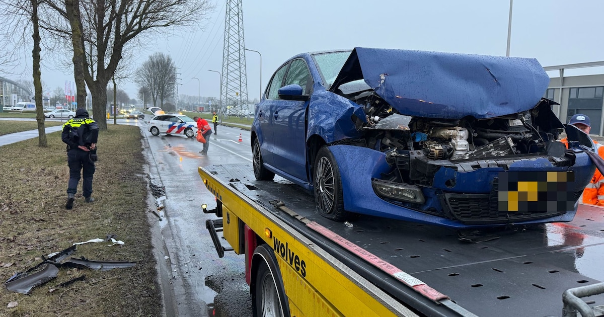 Brokstukken en olie op de weg: veel schade na botsing tussen twee auto’s in Deventer