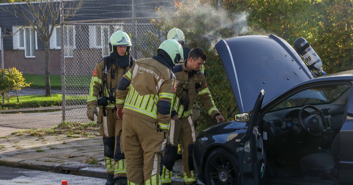 Auto vat vlam tijdens het rijden in Leeuwarden