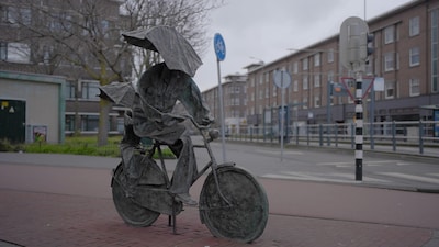 Aha! In dit tv-programma ontdek je vanavond het verhaal van kunstwerk Ode aan de fietser in Den Haag