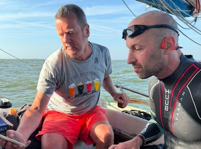 Het is bloedheet, maar David móét het doen: zwemmen, fietsen en rennen voor een vriend die er niet m