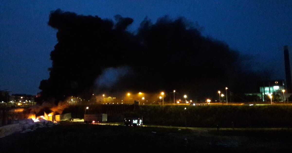Dikke rook trekt over Utrecht na brand in stapel tempex-blokken | Regio ...