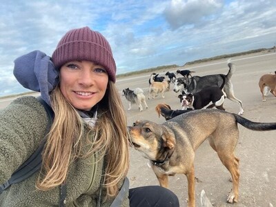 Mayonne heeft een uitlaatservice: 'Op  het strand met 15 honden is een heerlijke chaos'