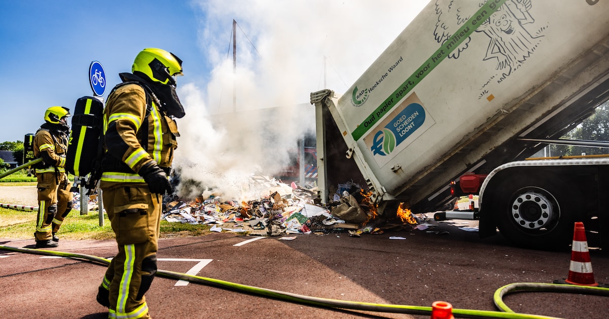 Vuilniswagen met oud papier vliegt in brand in Maasdam, lading op straat gelost
