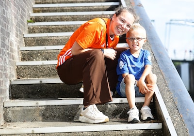 Maarten van der Weijden bereikt Ameide ruim op tijd en zwemt weer door naar Nieuwpoort