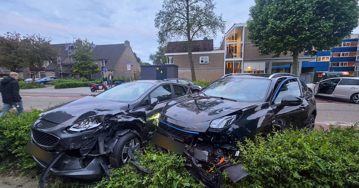 Drie auto's beschadigd na botsing op Moermond in Zwijndrecht