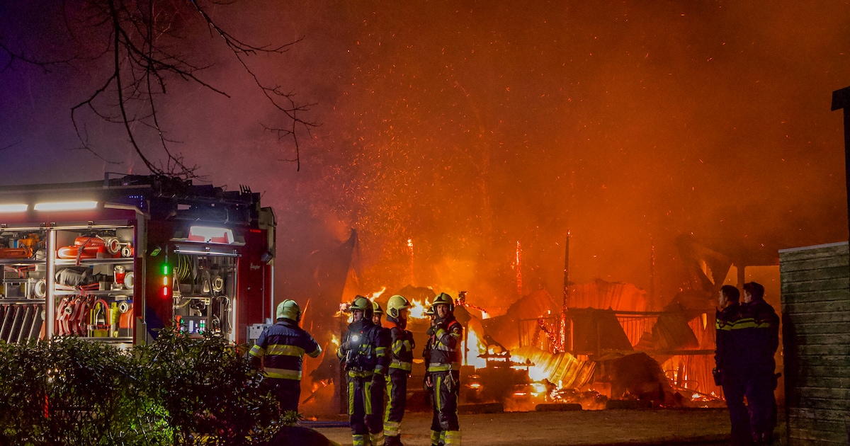 Vlammenzee bij brand in boerenschuur in Sint Nicolaasga