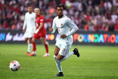 Frankrijk op voorsprong na fraai doelpunt Mbappé, die daarbij geblesseerd raakt