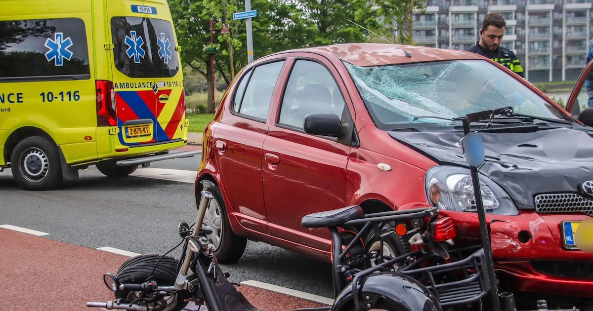 Zwaargewonde bij botsing tussen driewielscooter en auto in Den Helder