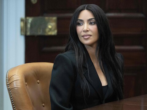 Kim Kardashian en moeder klagen haar ex Ray J aan voor smaad na beschuldigingen: ‘Erger dan Diddy’