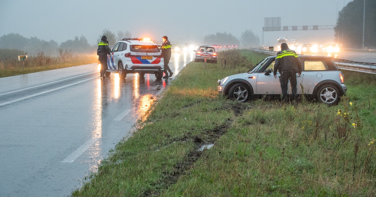 Auto raakt van de weg en eindigt in het gras bij Woerden